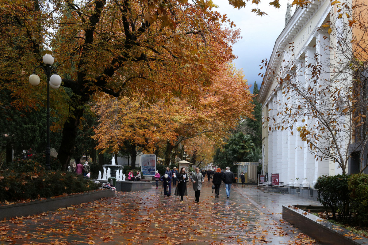 Ялта в октябре. Ялта осень. Осенняя Ялта. Набережная Ялта осенью в октябре-ноябре.