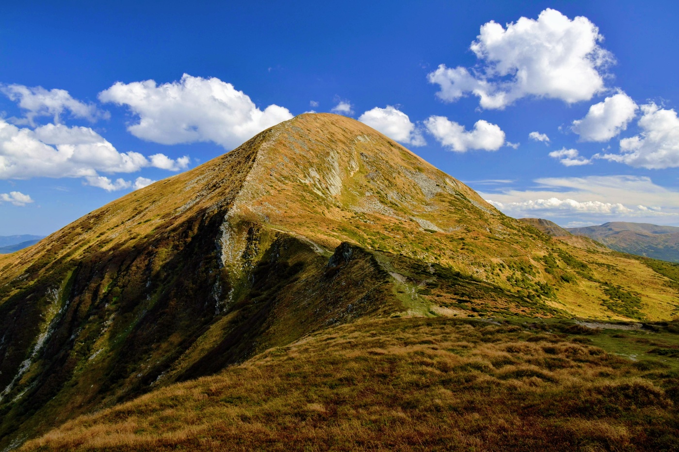 Небольшая вершина с округлой. Вершина горы Говерла. Говерла Карпаты. Гора Говерла Украина. Гора Говерла фото.