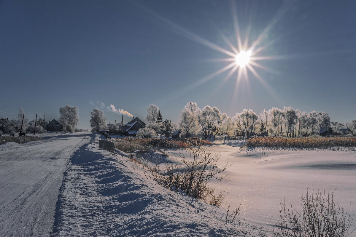 Погода солнечный тверская. Зима в Тверской области. Зима в деревне. Зима солнце деревня. Деревня зимой.