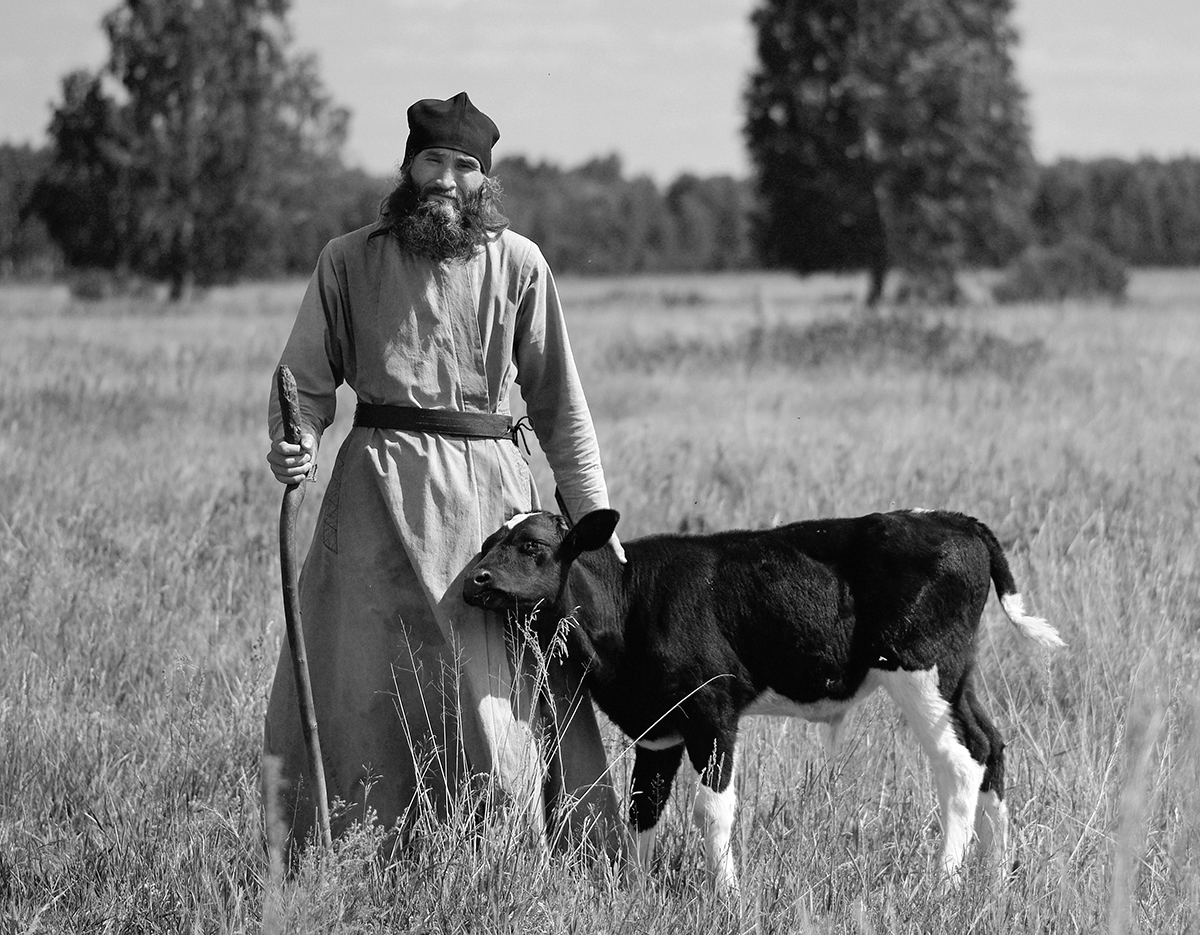 Вышедший из крестьян и ставший монахом. Православный монах. Послушание монаха. Монастырские крестьяне. Монахи трудятся.