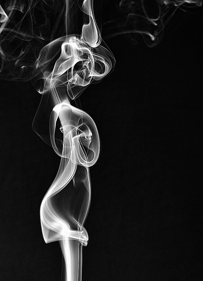 дымящий свет. дым автор. дым от сигареты на черном фоне. дымок автор фото. дымок автор.