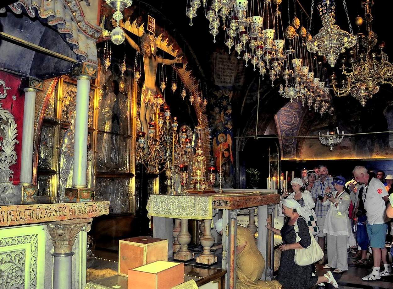 Кафедральный собор воскресения христова иерусалим. Храм гроба господня алтарь. Израиль иерусалим храм гроба господня. Храм воскресения христова в иерусалиме голгофа. Храм иисуса христа в иерусалиме.