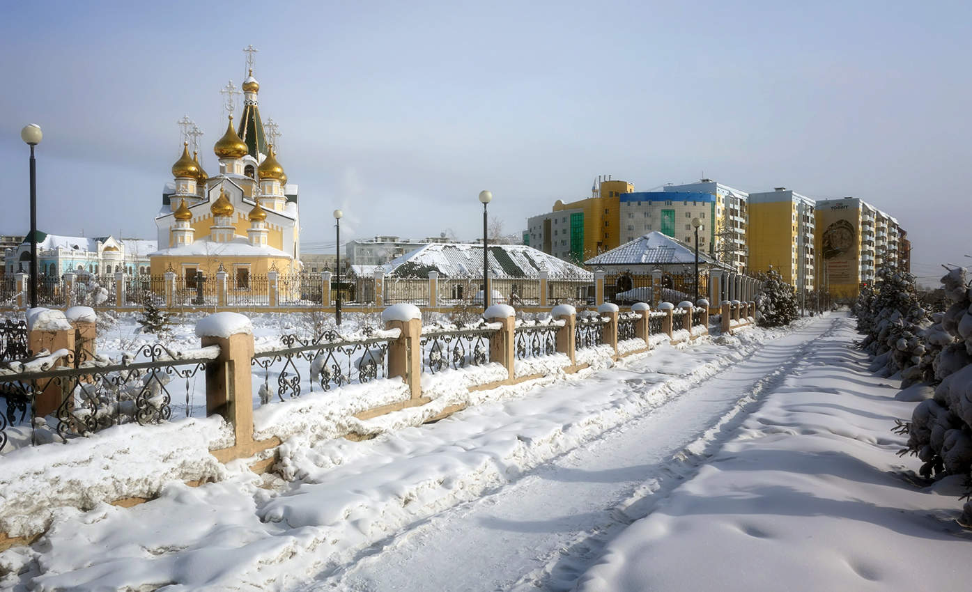 В каком городе зима. Преображенская Церковь Якутск. Город Якутск зима.