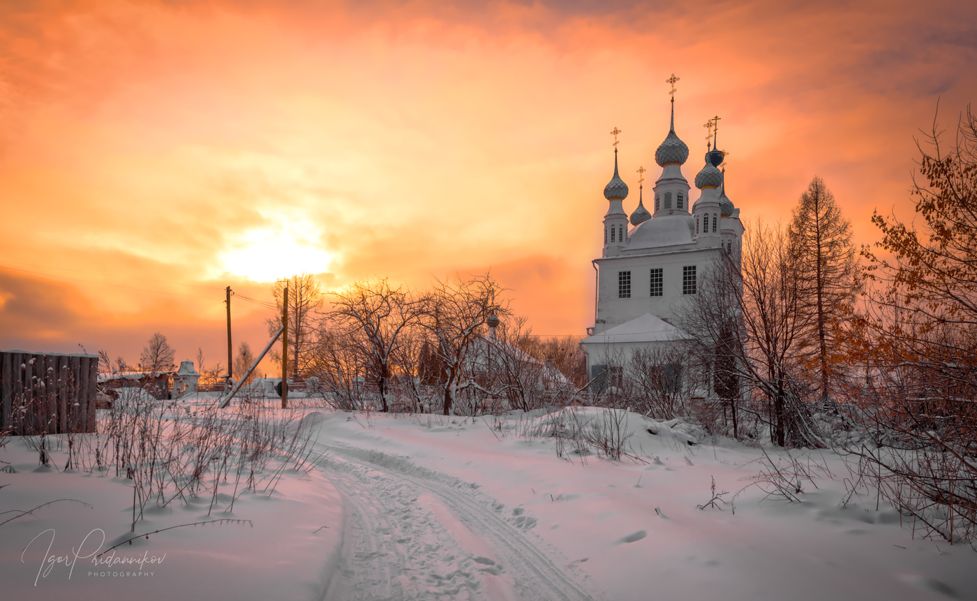 Зимний храм на закате