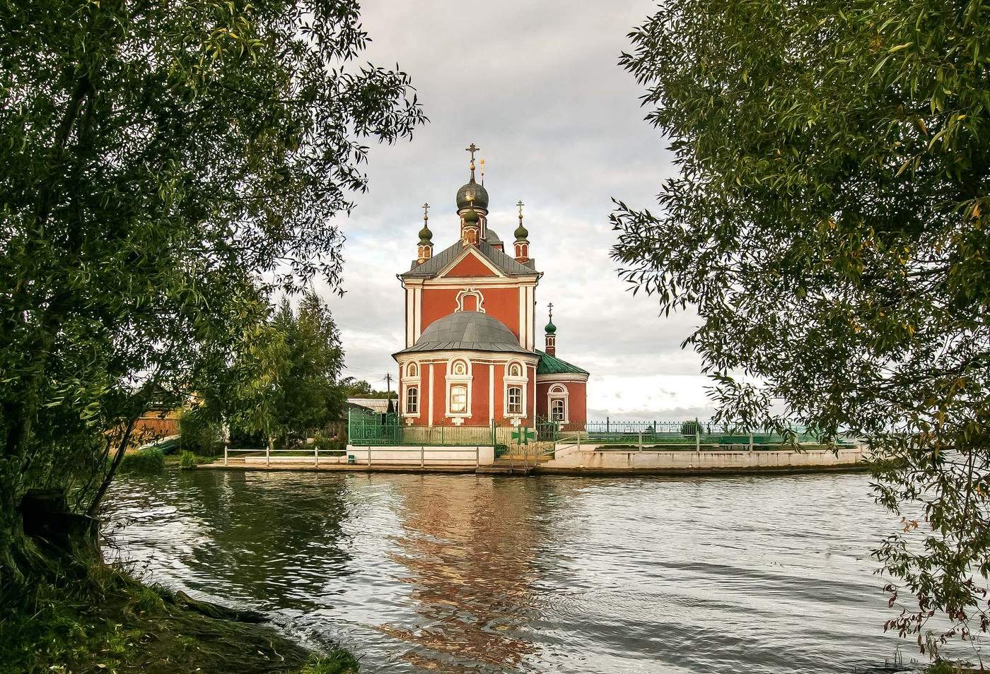 Храм сорока. Церковь сорока мучеников Переславль Залесский. Церковь сорока мучеников Севастийских Переславль. Плещеево озеро Церковь сорока мучеников. Церковь 40 Севастийских мучеников в Переславле-Залесском.