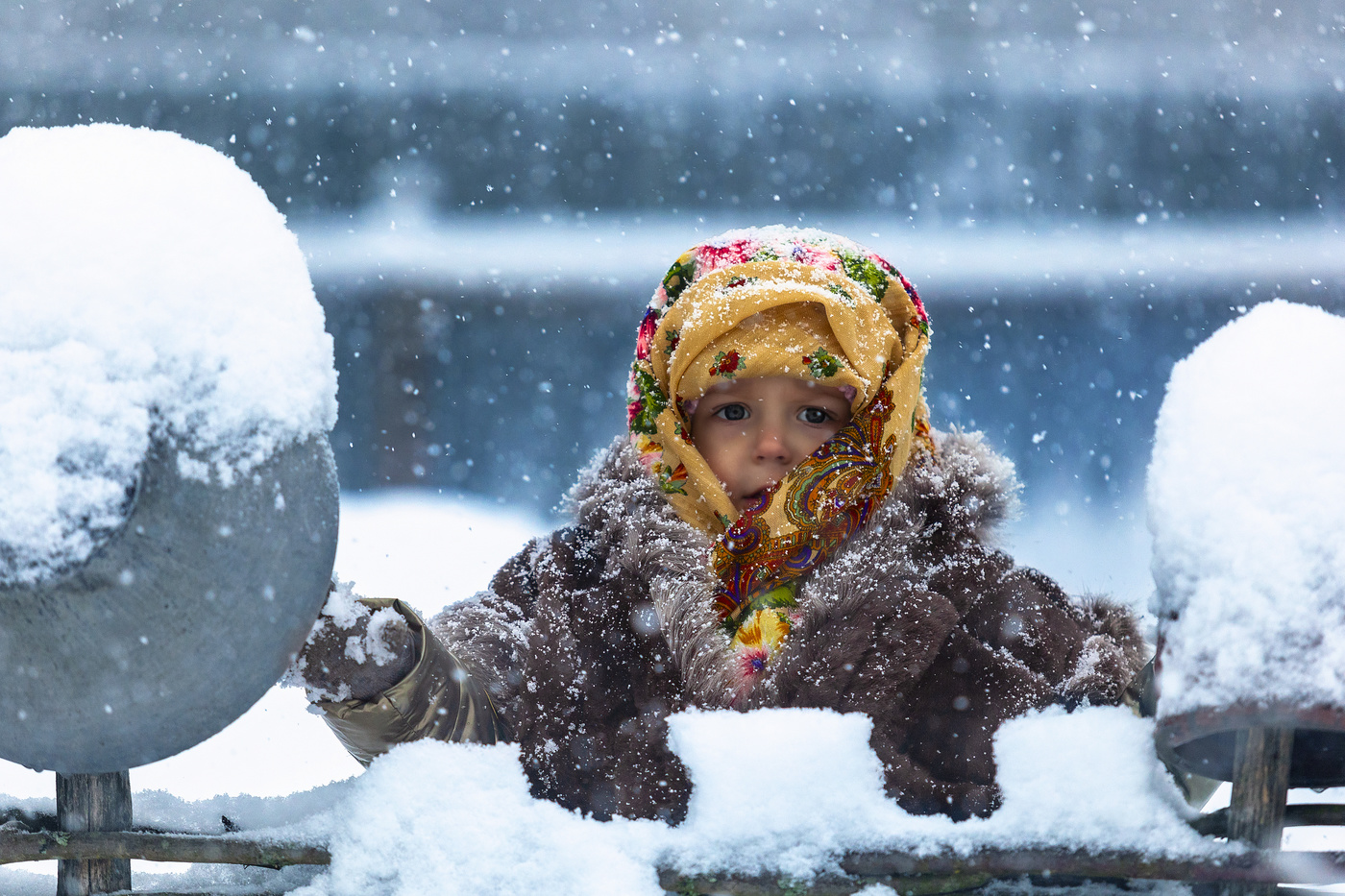 Первый снег детям. Дети в снегу. Снегопад для детей. Малыш в снегу. Снегопад фото для детей.