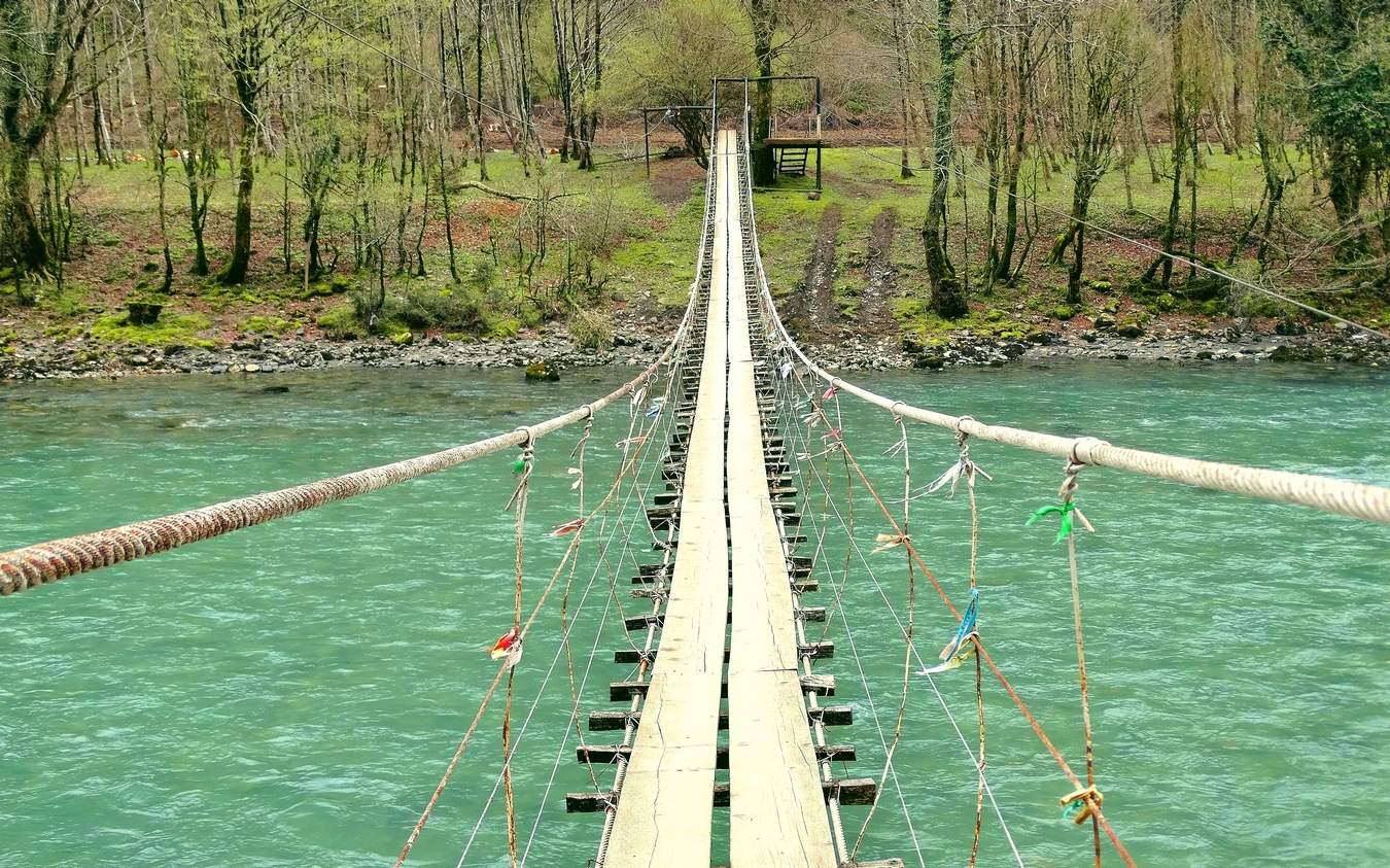 Подвесной мост Абхазия через реку Бзыбь