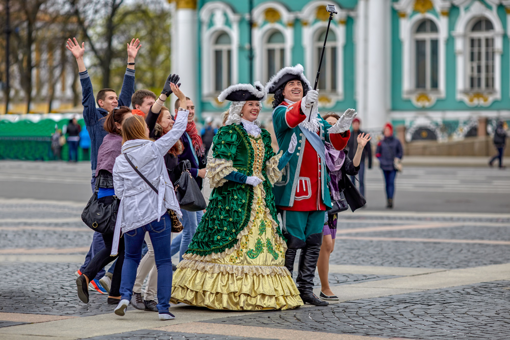 Дворцовая площадь с людьми