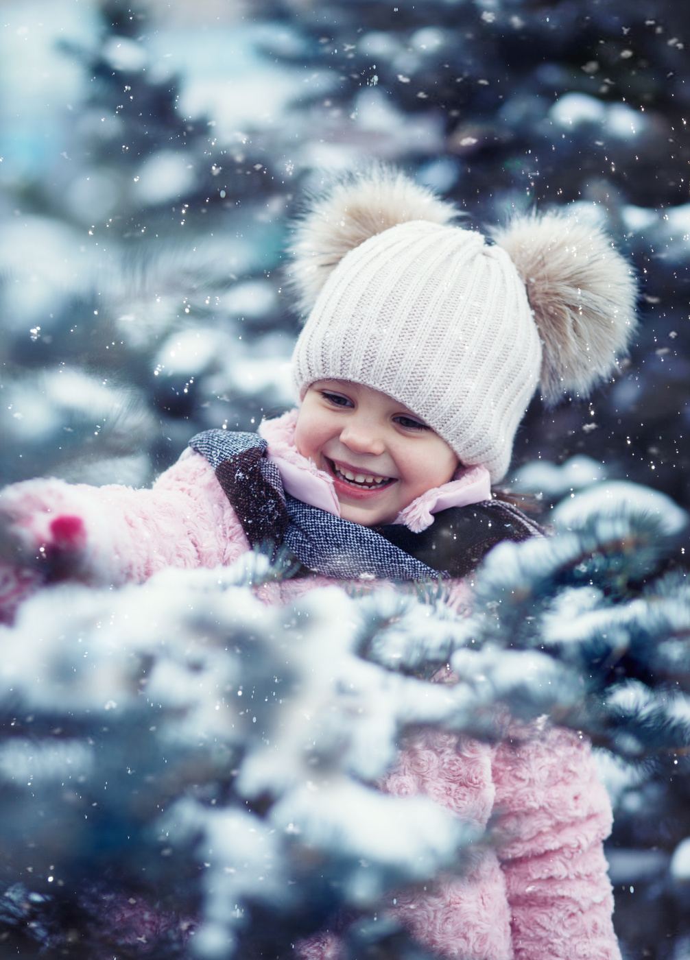 Зимние фото ребенка. Дети зимой. Зимняя фотосессия с ребенком. Малыш зимой. Дети в снегу.