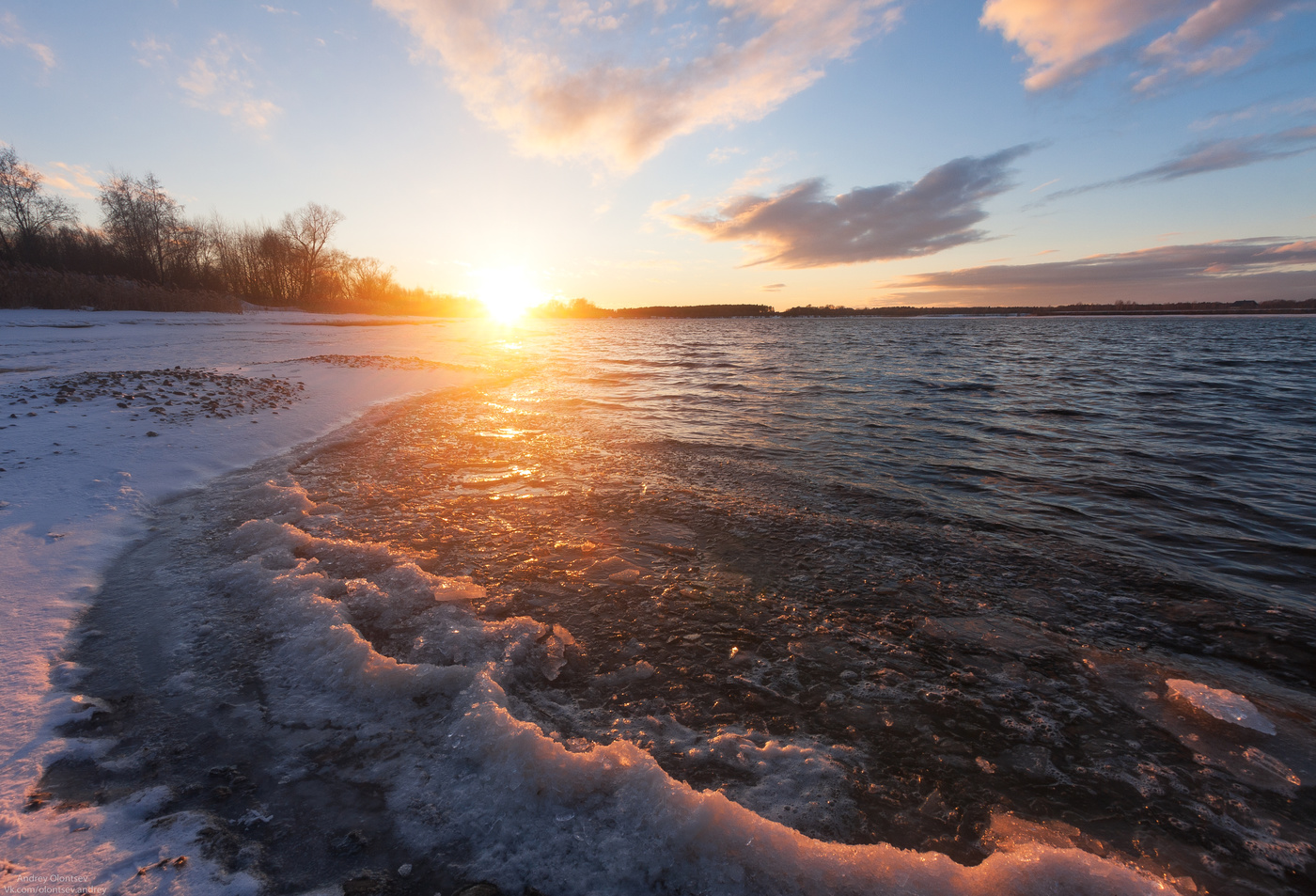 Вода дубна. Дубна Волга закат берег. Вода река солнце. Берег реки вода отражает солнце. Фото в закатном свете.