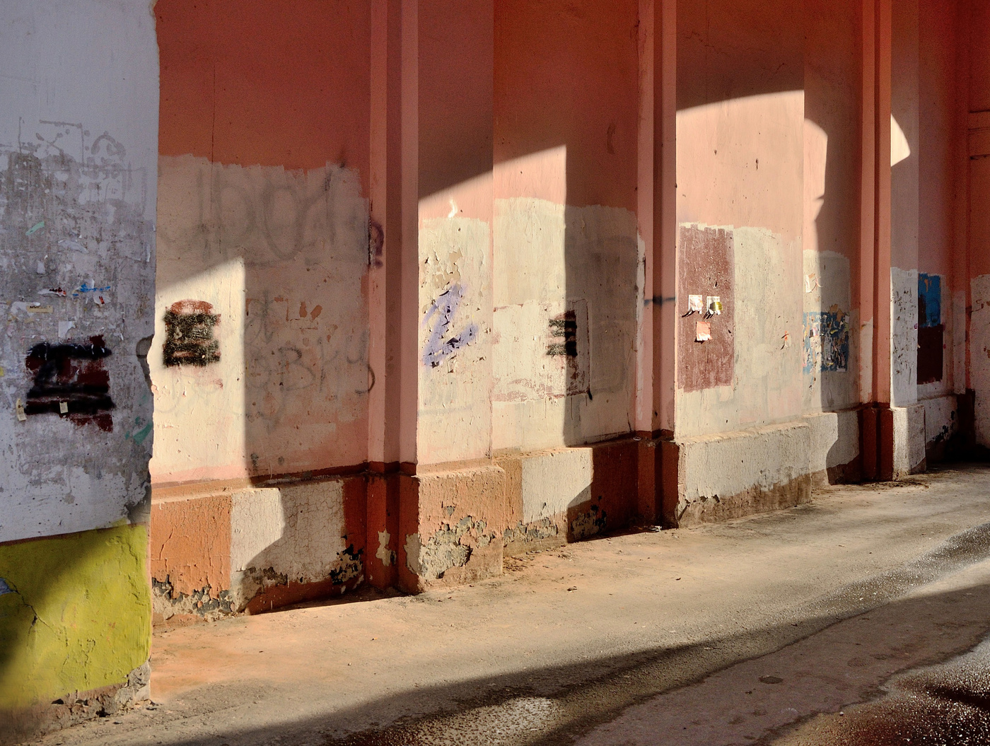 старый квартал алфама. городской фрагмент. интересные городские фрагменты фото. городской фрагмент. городской фрагмент.