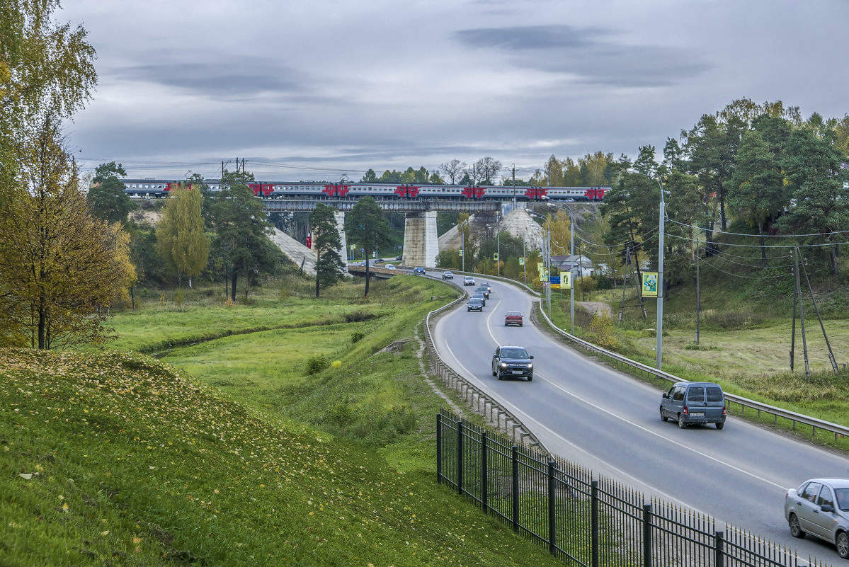 А дорога серою лентою вьется картинки