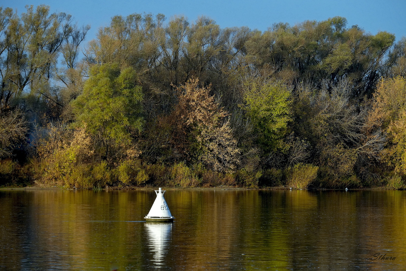 бакены на реке