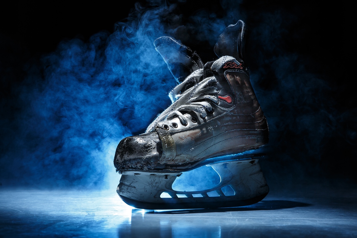Хоккейные коньки на льду фото