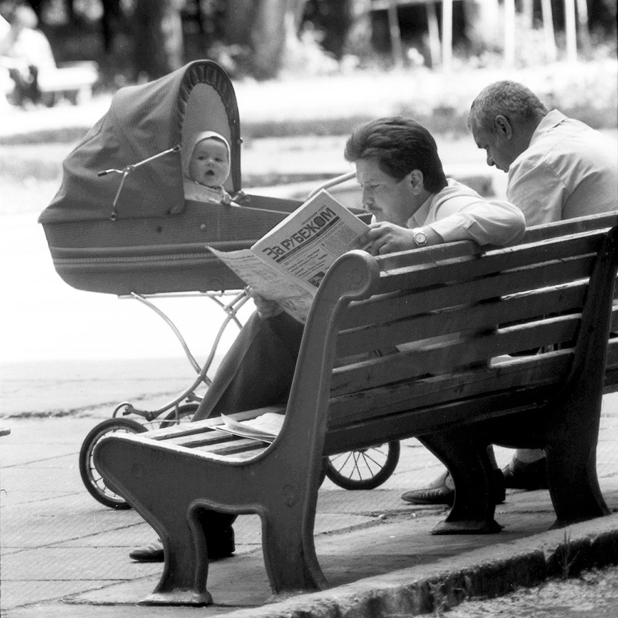 1 июня 1991. Пожилые люди в парке картинки. Выходной в парке Старая фото. Пара с коляской ретро фото.