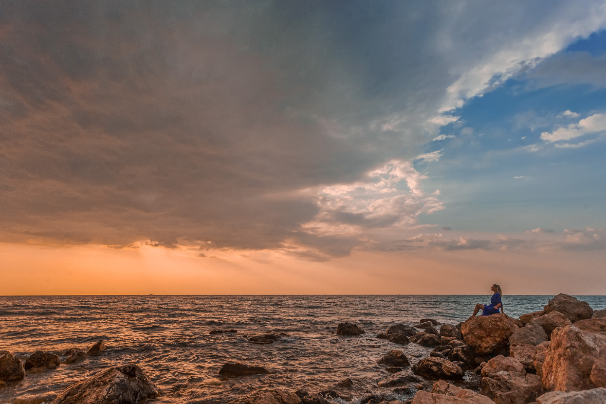 У моря у синего моря. Севастополь синее море. Синее море в Крыму. Синее море Ялта.