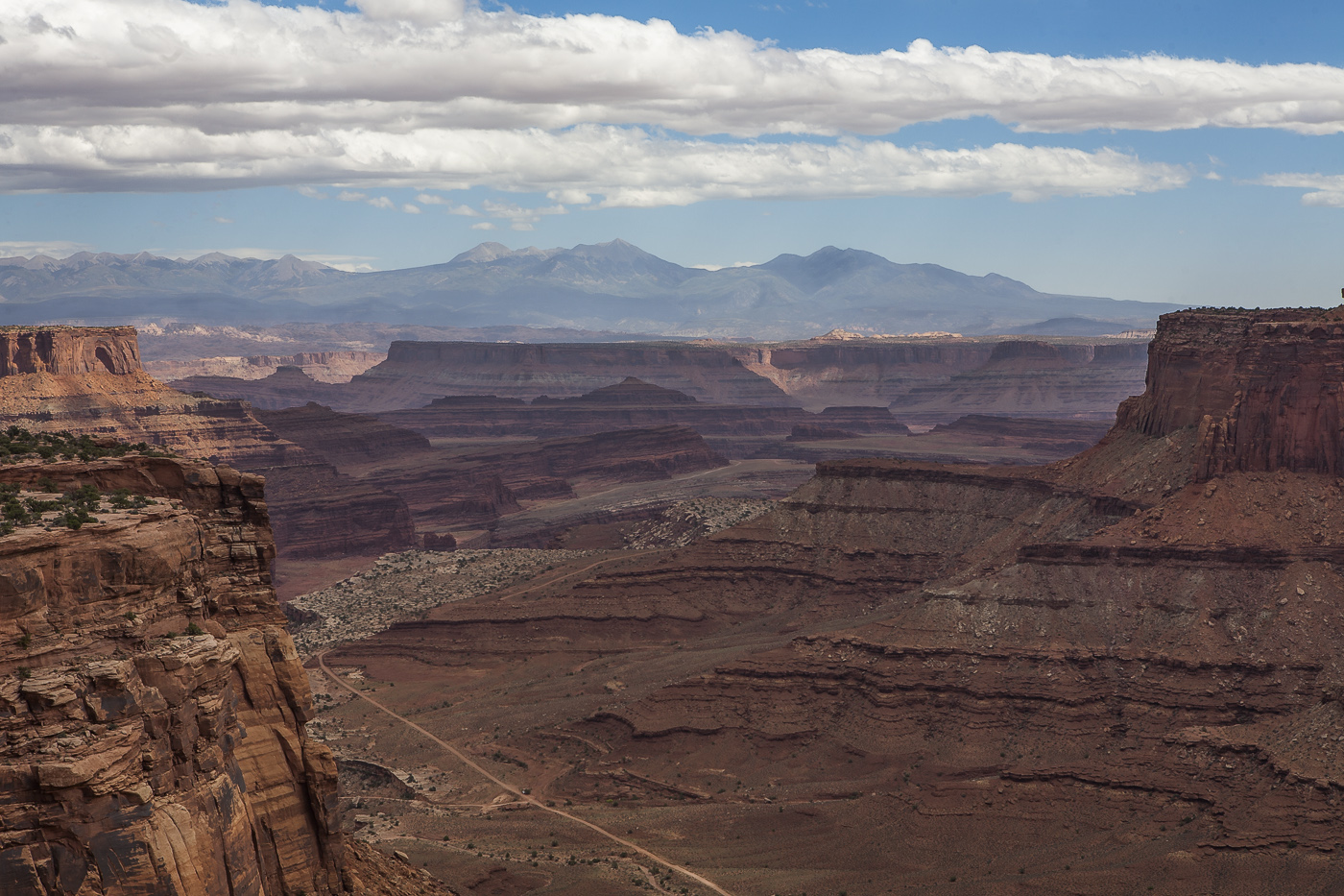 Национальный парк Каньонлэндс (Canyonlands) Расположен в междуречье  ГринРивер и Колорадо Здесь множество ущелий, гор и речных долин, которые  являются частью пустынного ландшафта Ущелья парка по своим размерам  ненамного уступают ГрандКаньону /