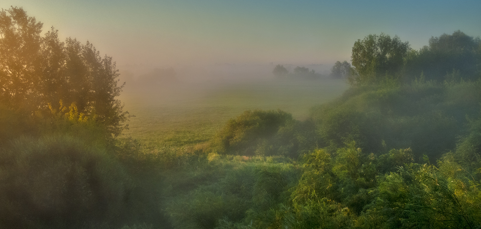 солнце луч рассветной тишине. озеро в украине рассвет туман сумы. солнце над рекой. солнце. рассвет солнца.