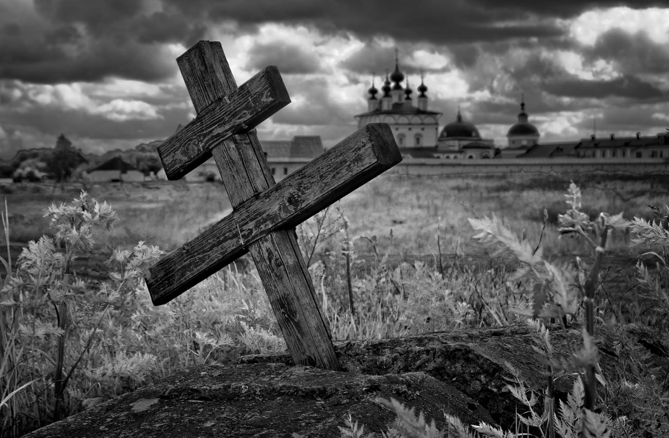 цветок на куполе монастыря вместо креста. новоспасский монастырь памятник романовым. крест монастыря. основание храма крест. белогорский монастырь царский крест.