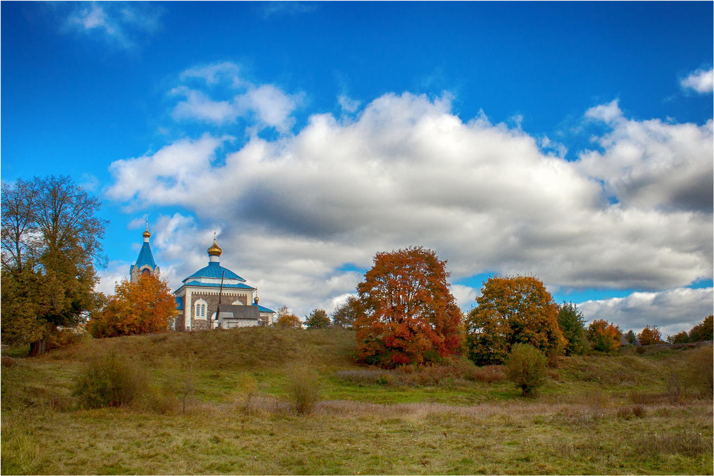 Сернурский храм осенью