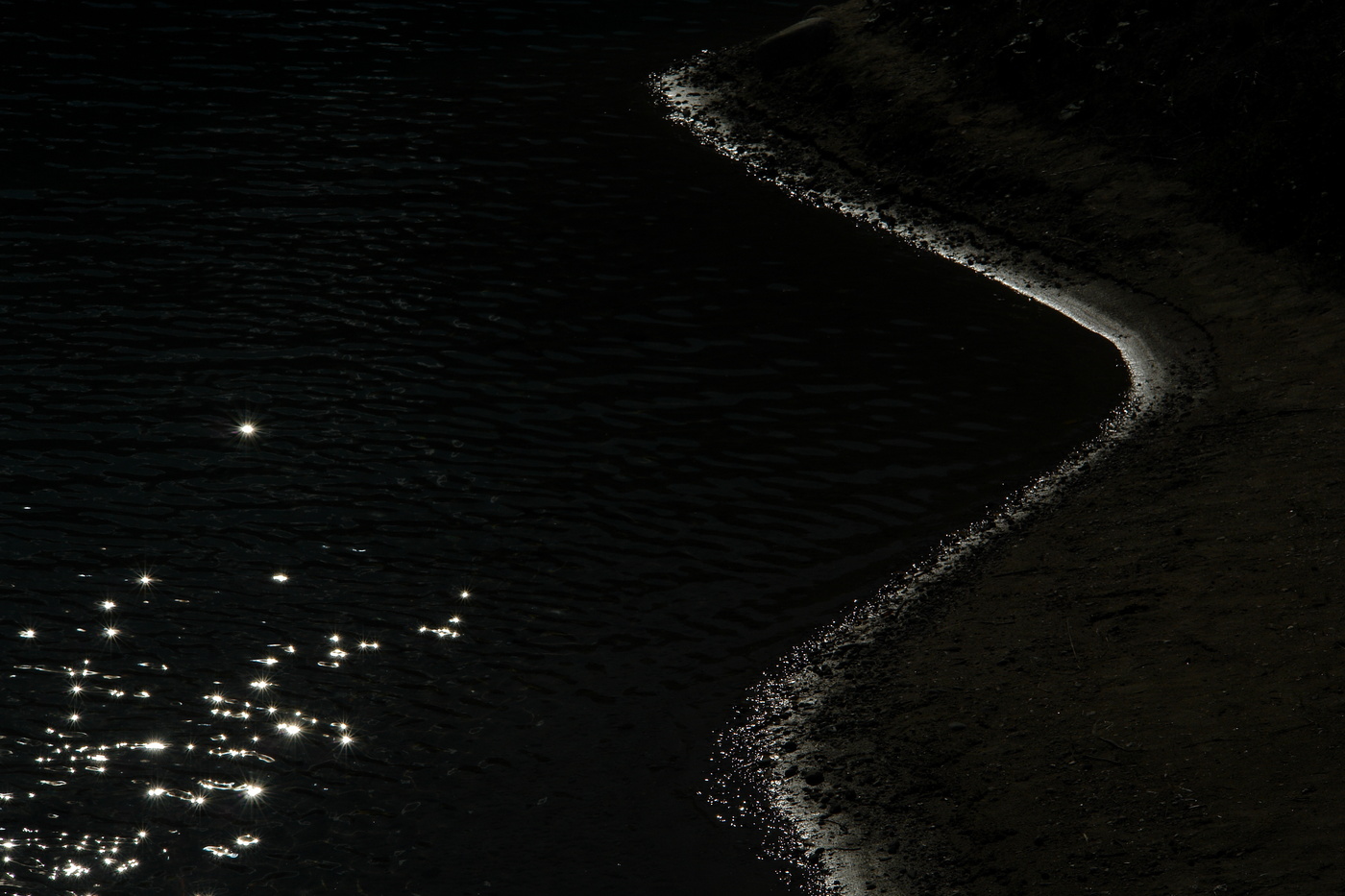 Блики на воде ночью