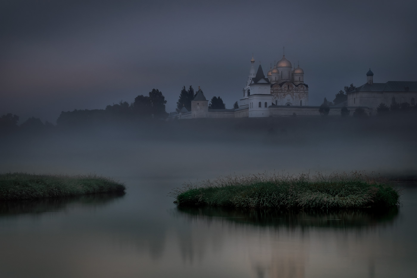 Фото храма в тумане