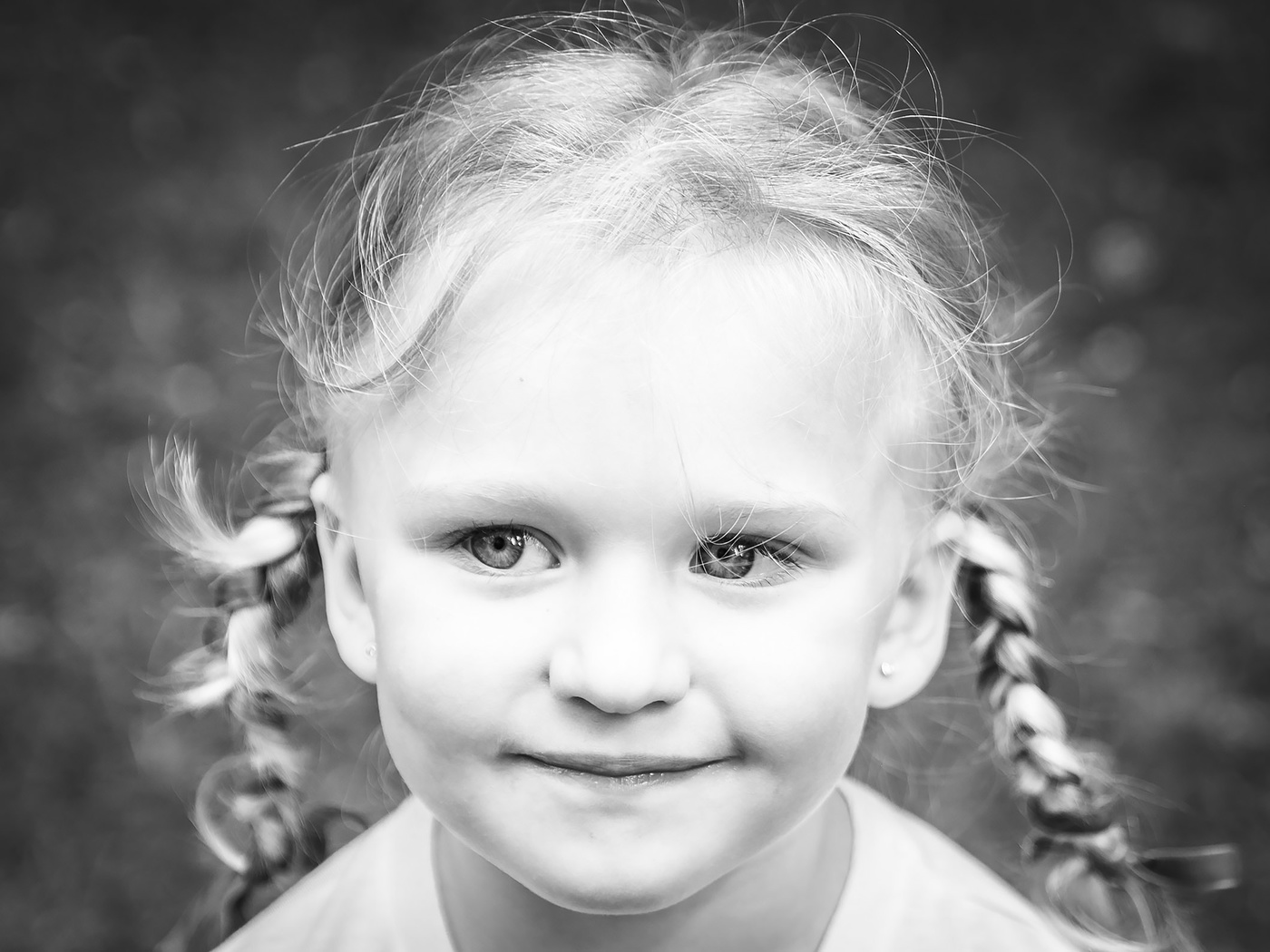 Маленькая девочка с косичками фото