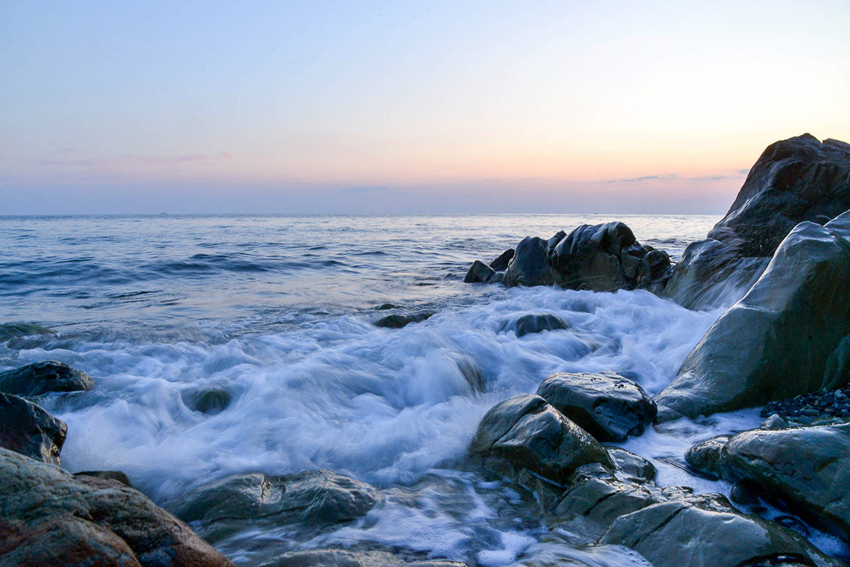 Просто шум воды. Море скалы Прибой. Камни в Прибое. Шум воды. Вода бьется о камни.