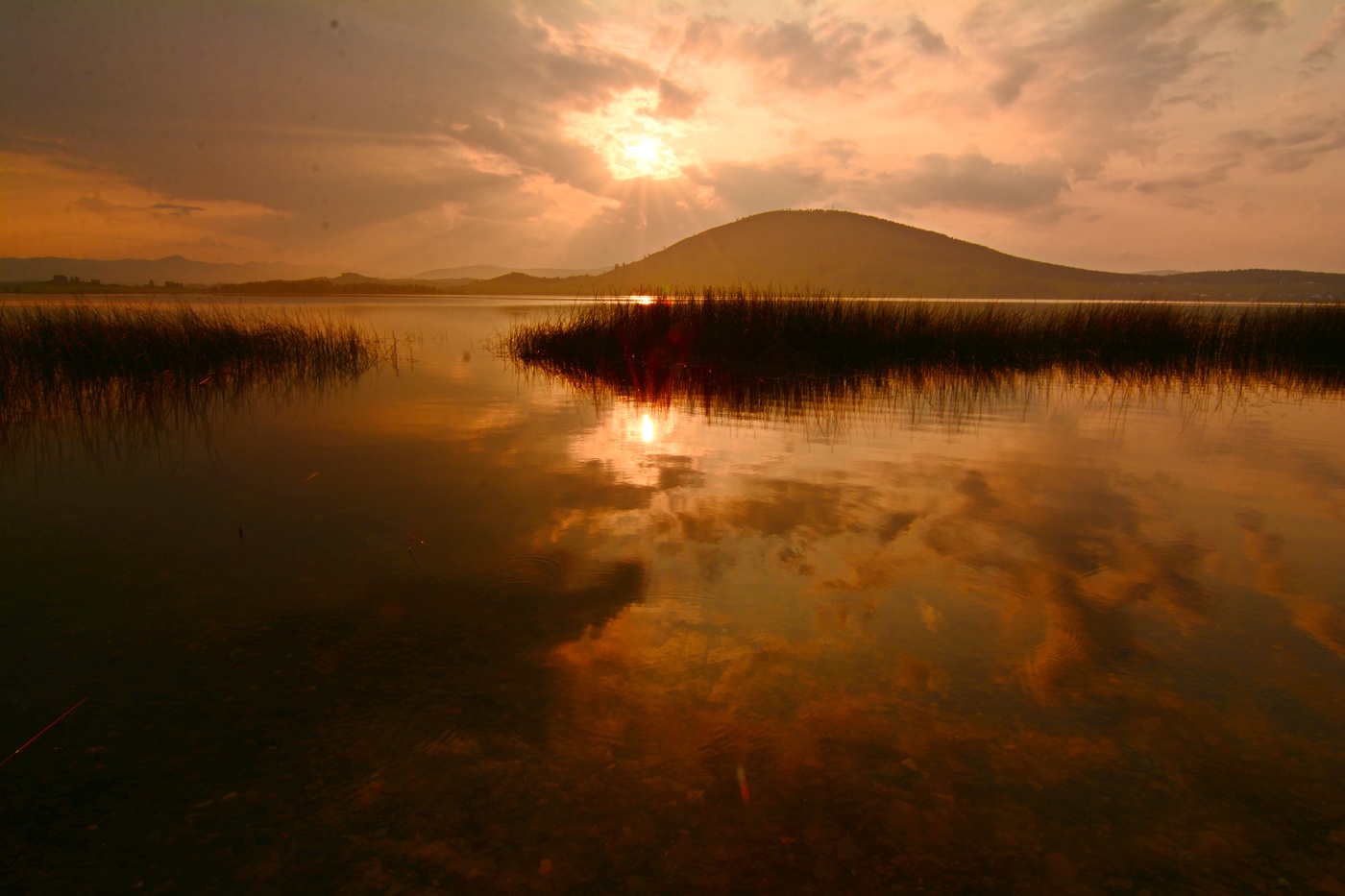 Вечер у озера в Башкирии фото