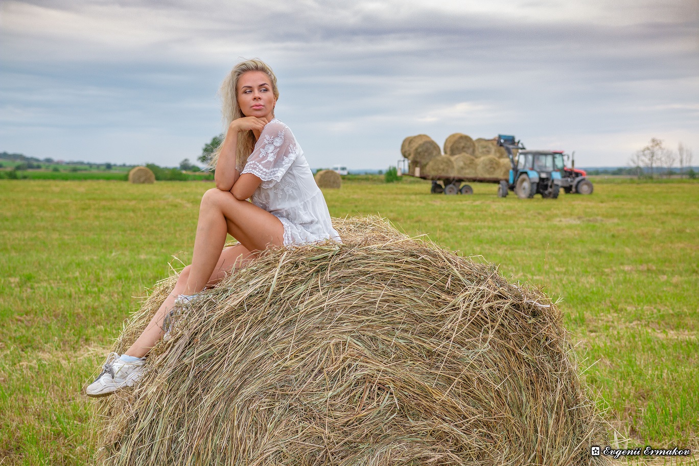 Фотосессия в поле с сеном