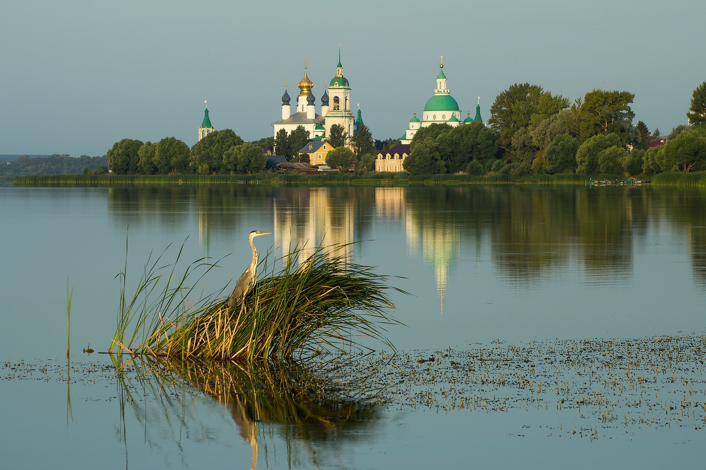 монастыри с озерами