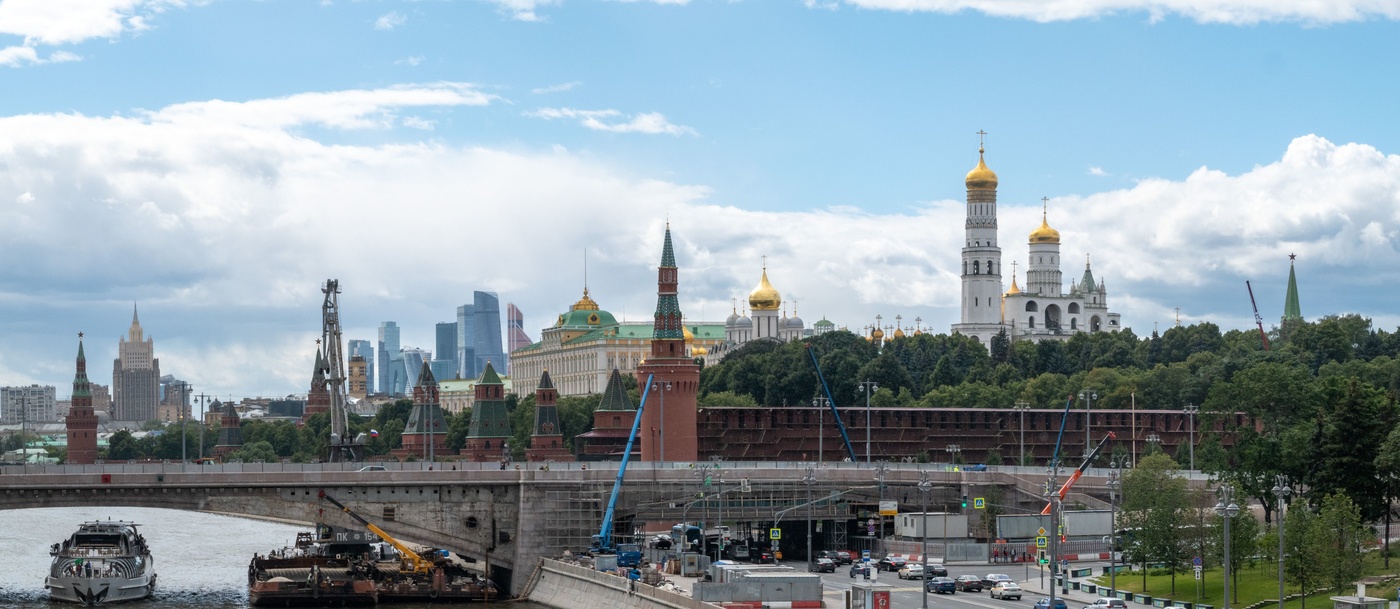 Парящий мост в зарядье фото с видом на кремль