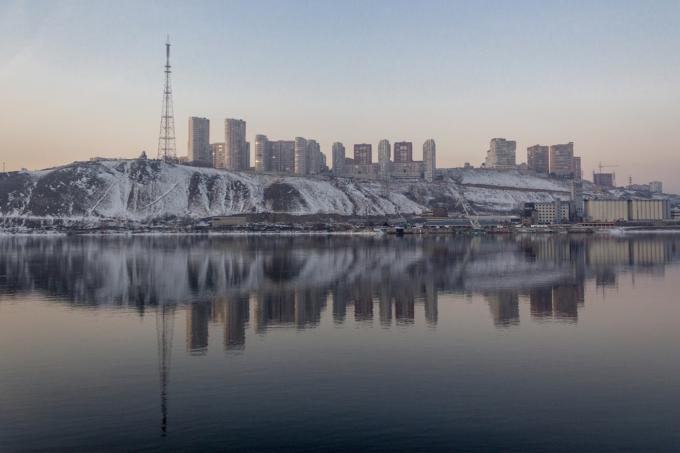 Отражение города. / Вечереет, жилой комплекс 