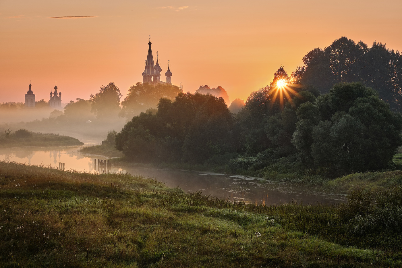 Рассвет в монастыре