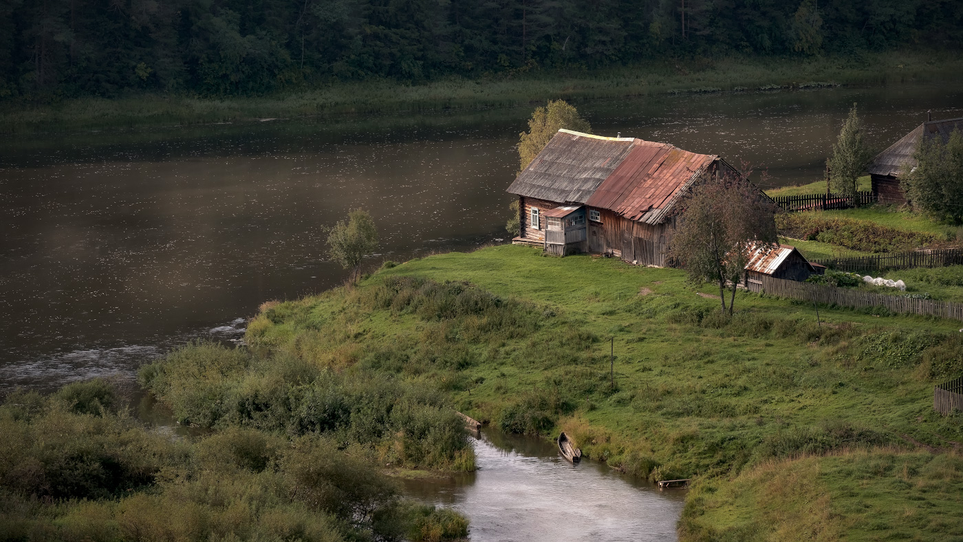 Кын домик у реки
