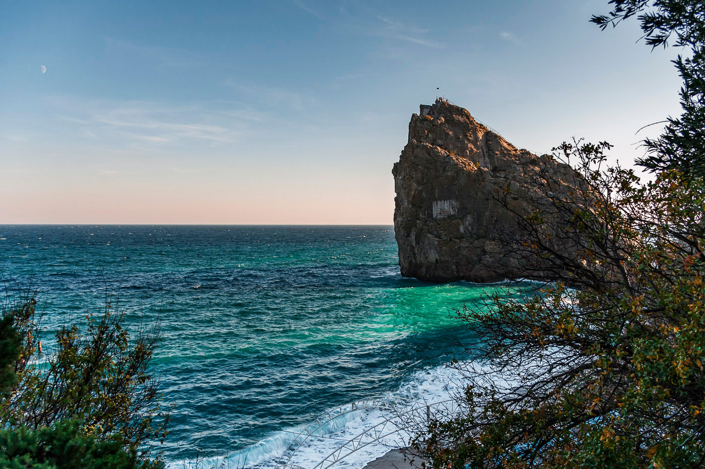 Маленькая скала в море Крым
