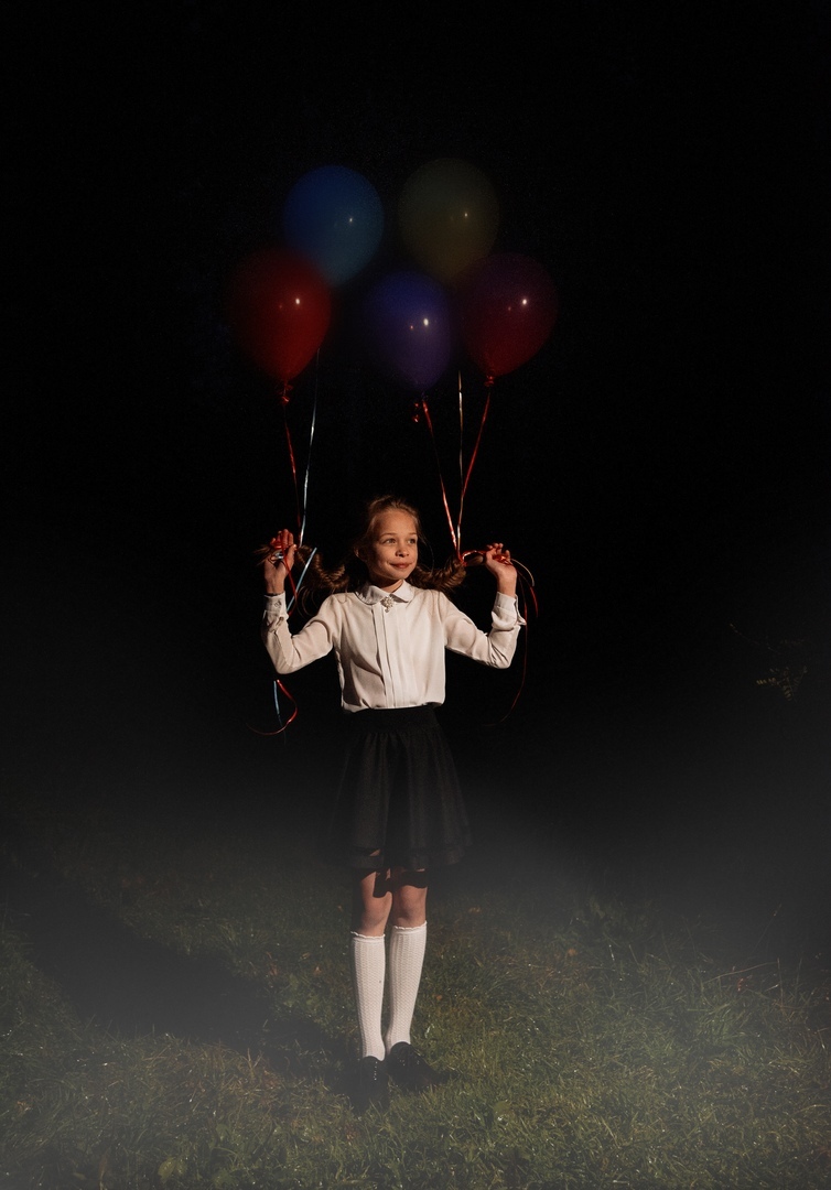 Фото злой девочки с шариками в руках