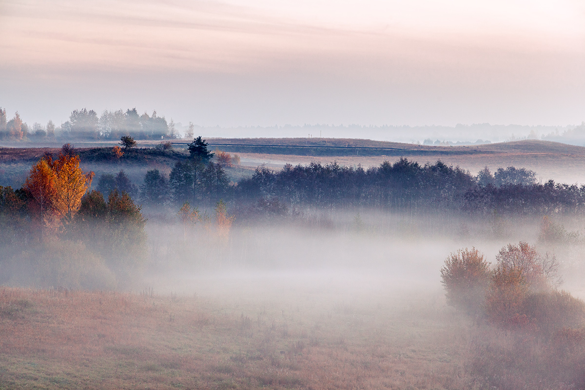 За деревней расстилается широкое поле. Туманное утро в Италии Айвазовский. Туманное утро. Туманное осеннее утро. Утро туман.