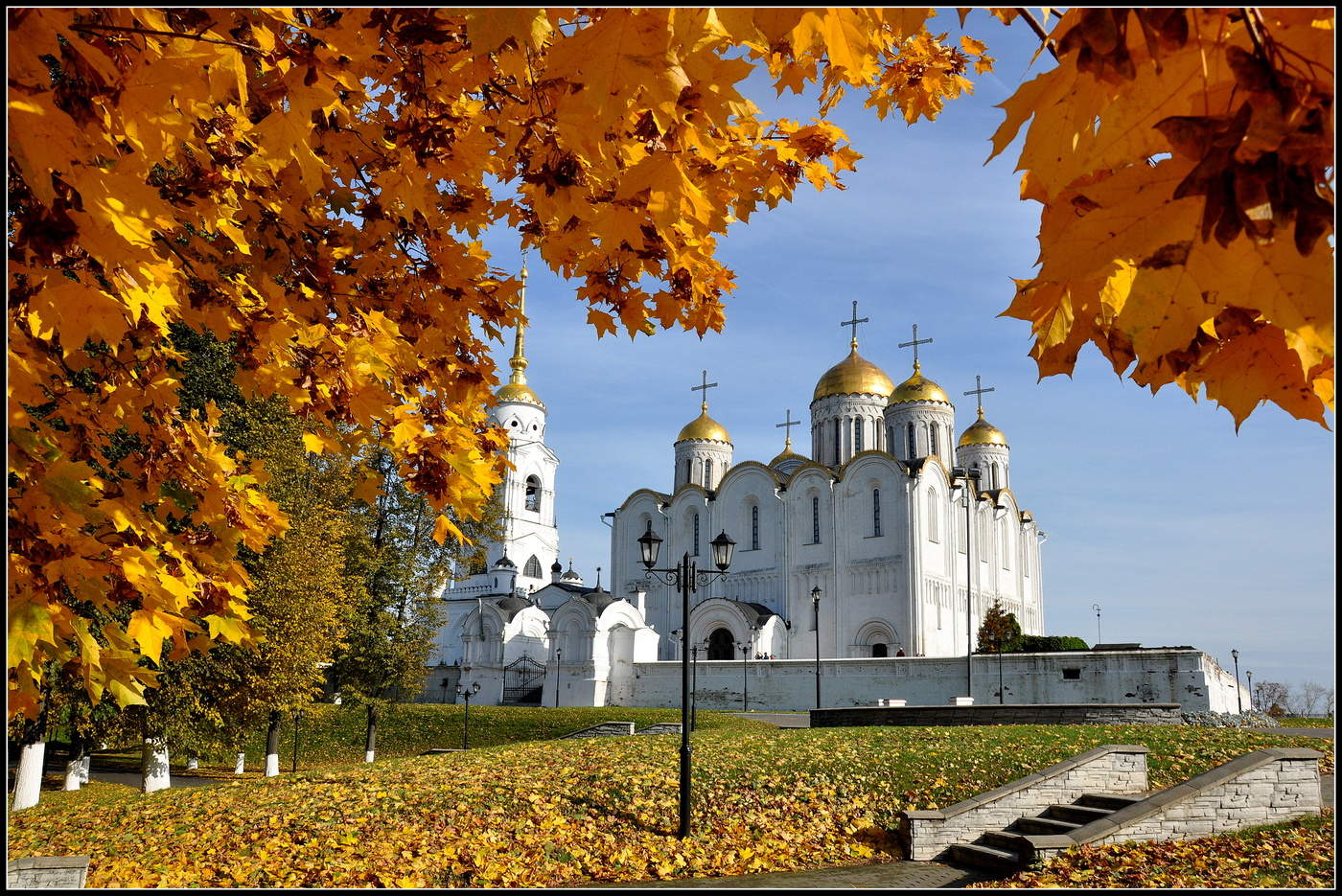 Успенский собор во Владимире осенью