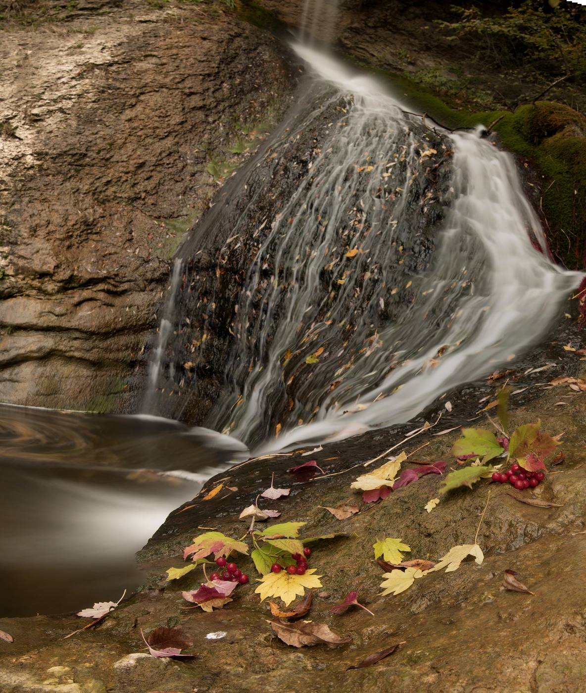 Варваровский водопад осень