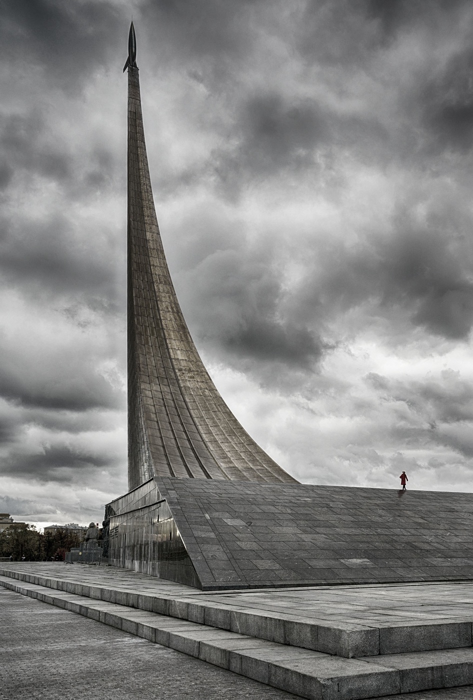 Памятник покорителям космоса в москве