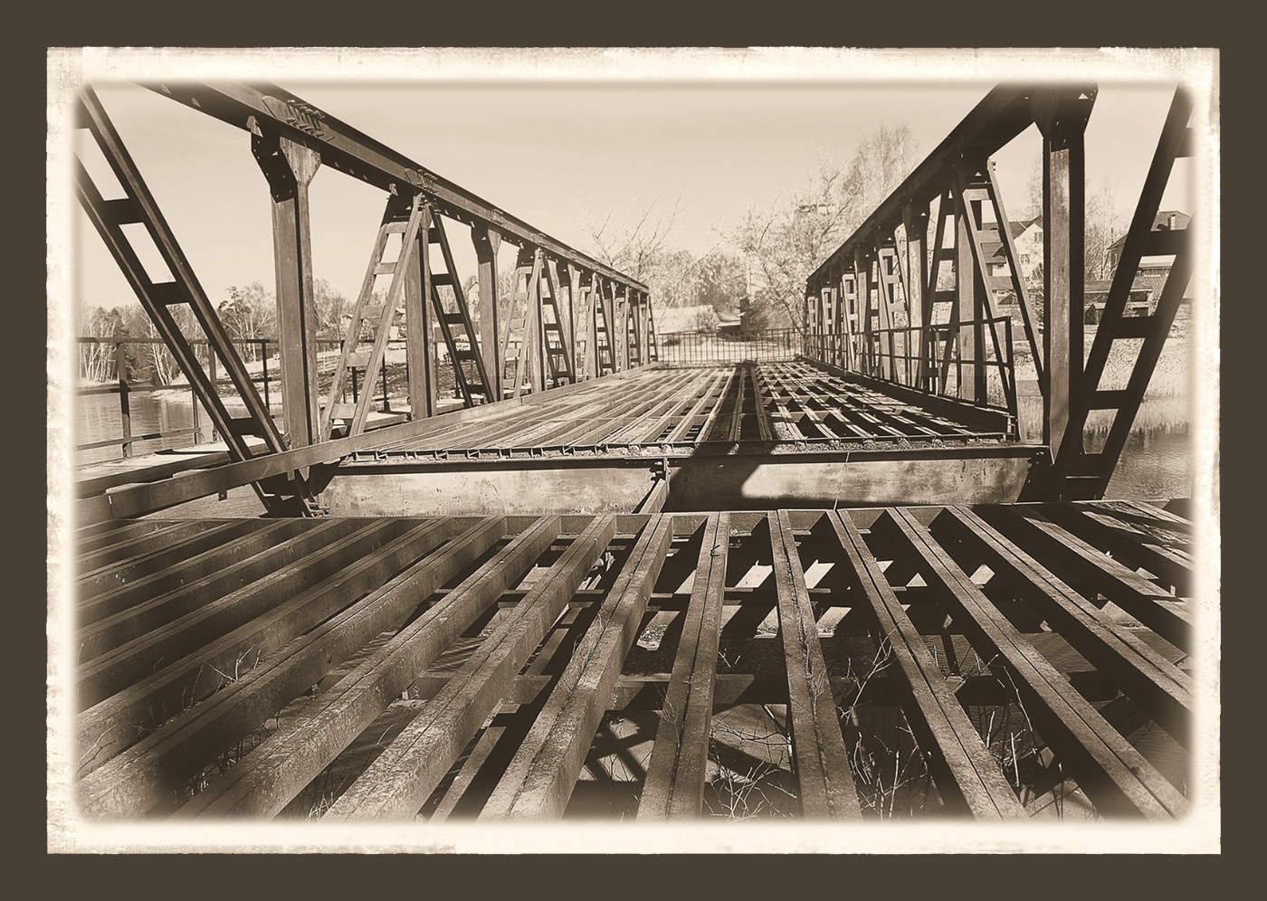 Старый мост лопатино. Старый мост ростов кафе. Кафе старый мост ростов на дону. Старый мост инициативная ул 2а. Индустриальный стиль мостов.