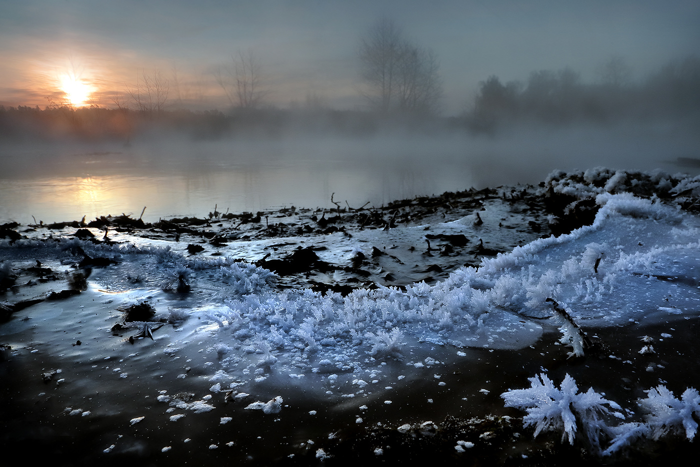 кромка реки. каменистая кромка. камчатка тайга. зимний закат на реке. широколиственные леса франции.