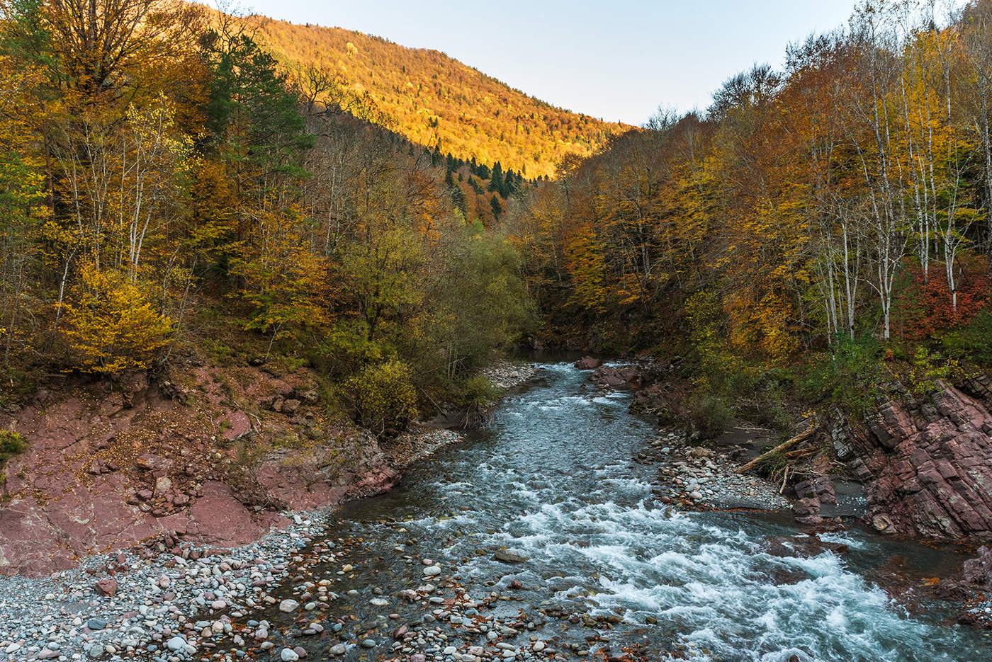 Река белая Адыгея осенью