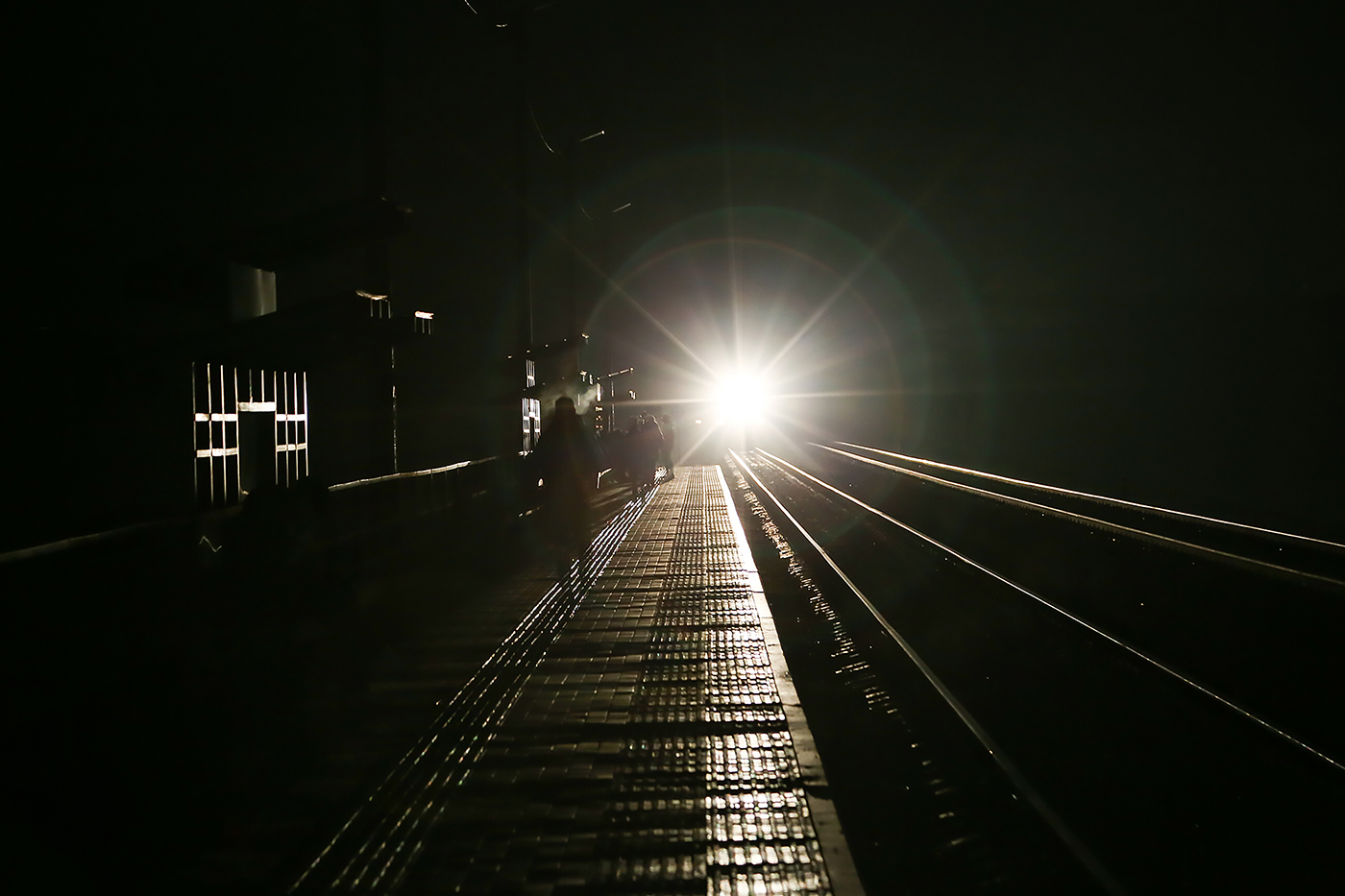 Поезд в темноте. Ночной поезд. Поезд на перроне. Ночной вокзал.