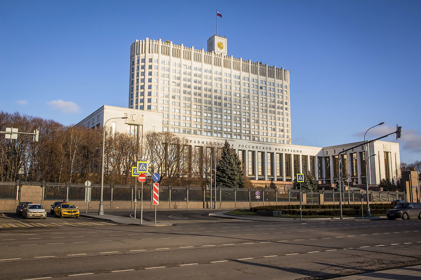 Москва белый фото. Белый дом в Москве. Белый дом в Москве 2022. Белый дом Москва 2021. Белый дом Чечулин.