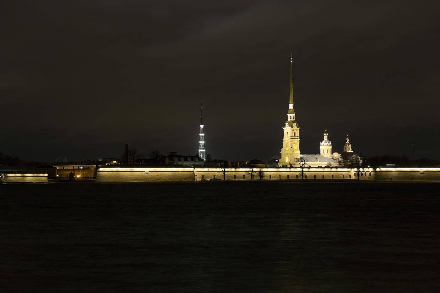 Петропавловская крепость ночью