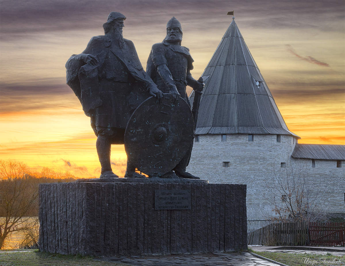 Памятник Рюрику и Вещему Олегу в старой Ладоге