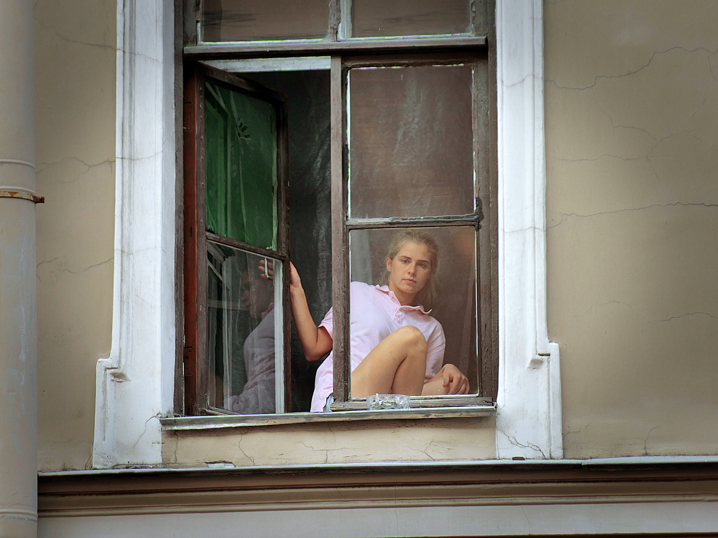 баба смотрит за голым мужиком в окне фото 100