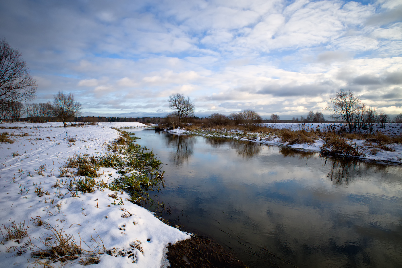 Берег реки зимой